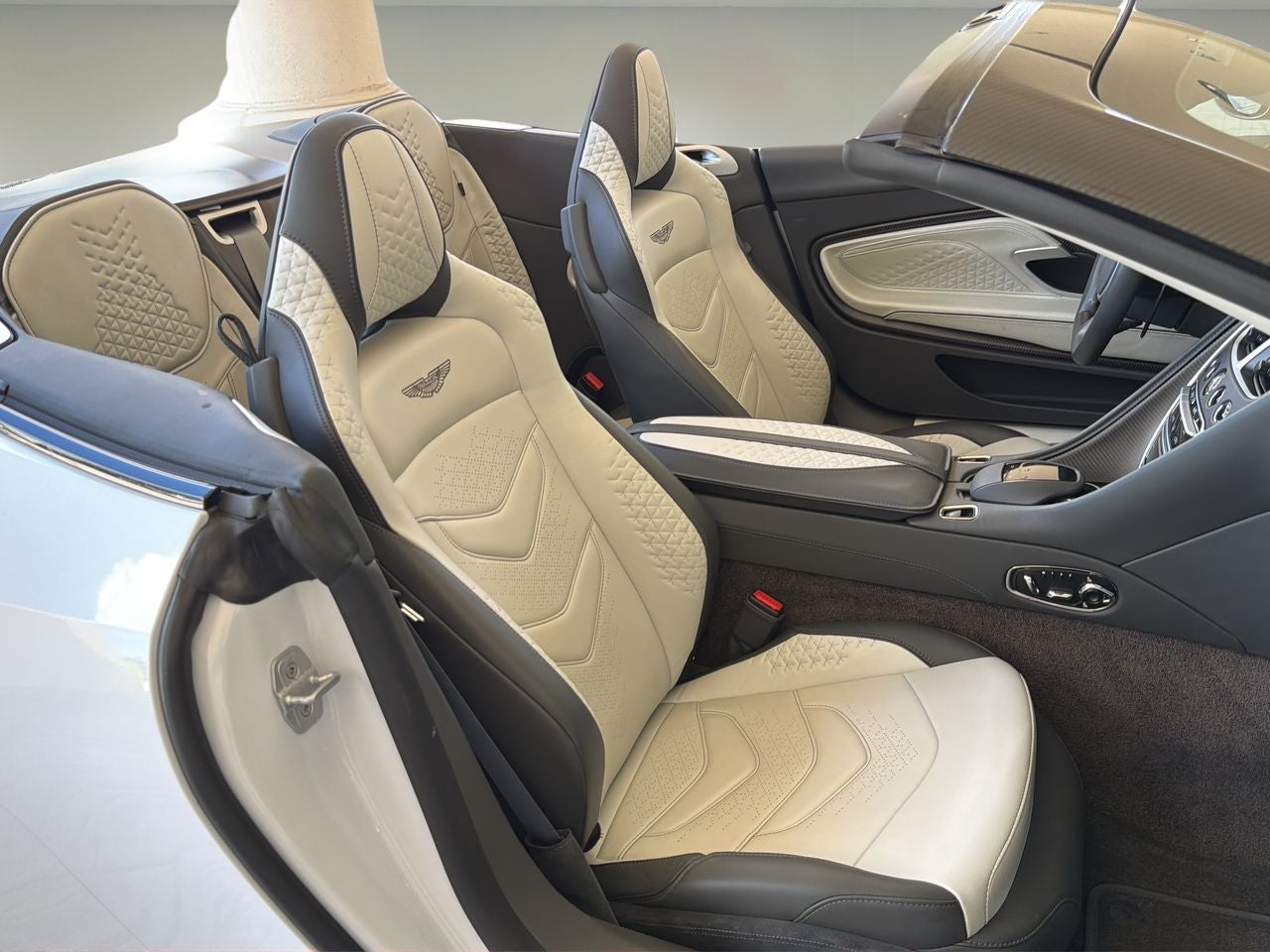 2023 Aston Martin DBS Volante