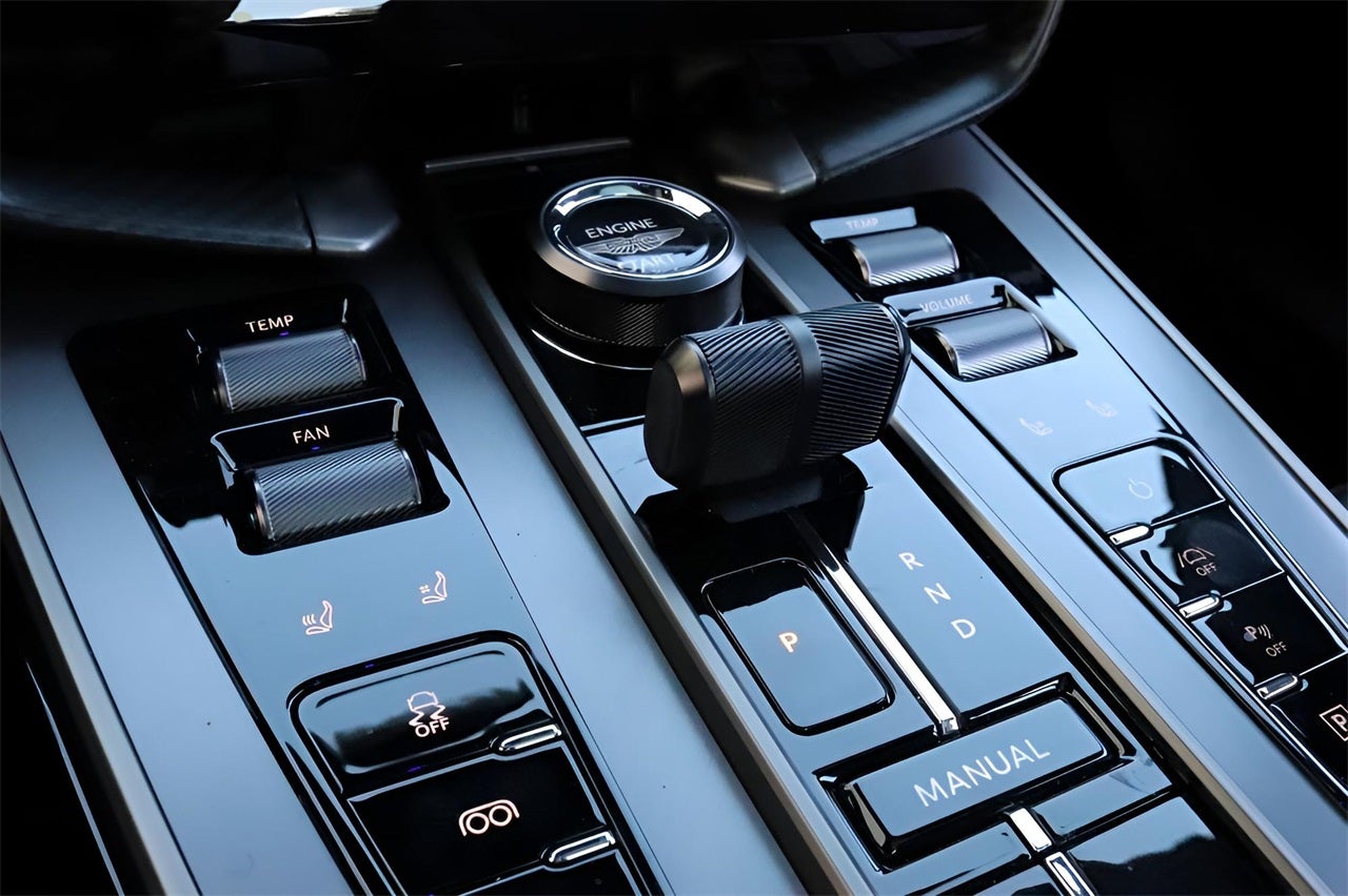 2025 Aston Martin Vanquish V12