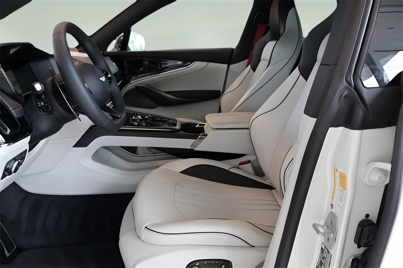 2025 Aston Martin DBX 707