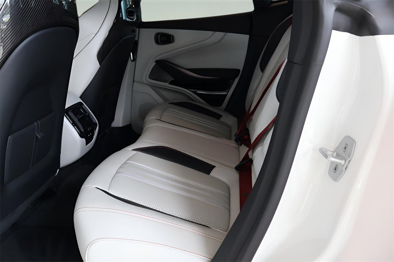 2025 Aston Martin DBX 707