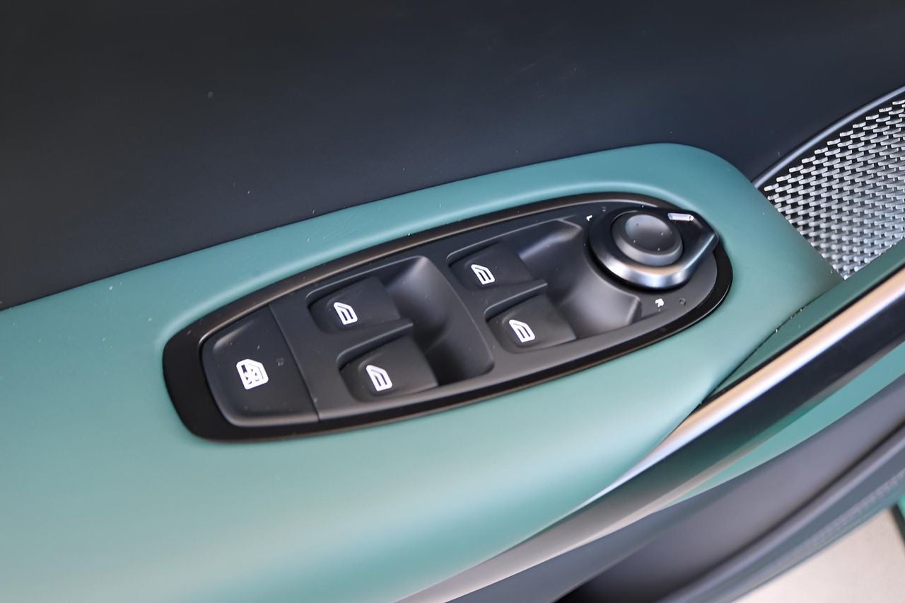 2025 Aston Martin DBX 707