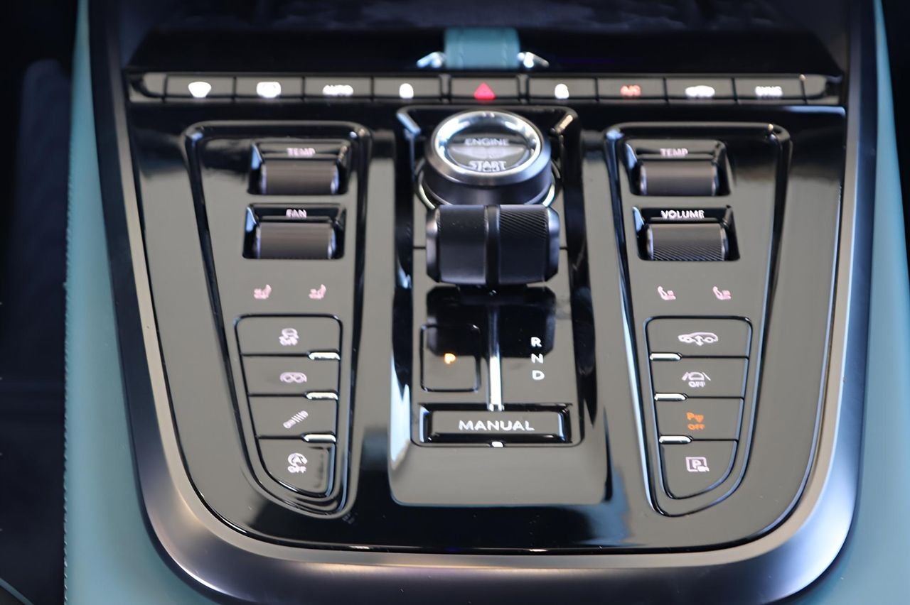 2025 Aston Martin DBX 707