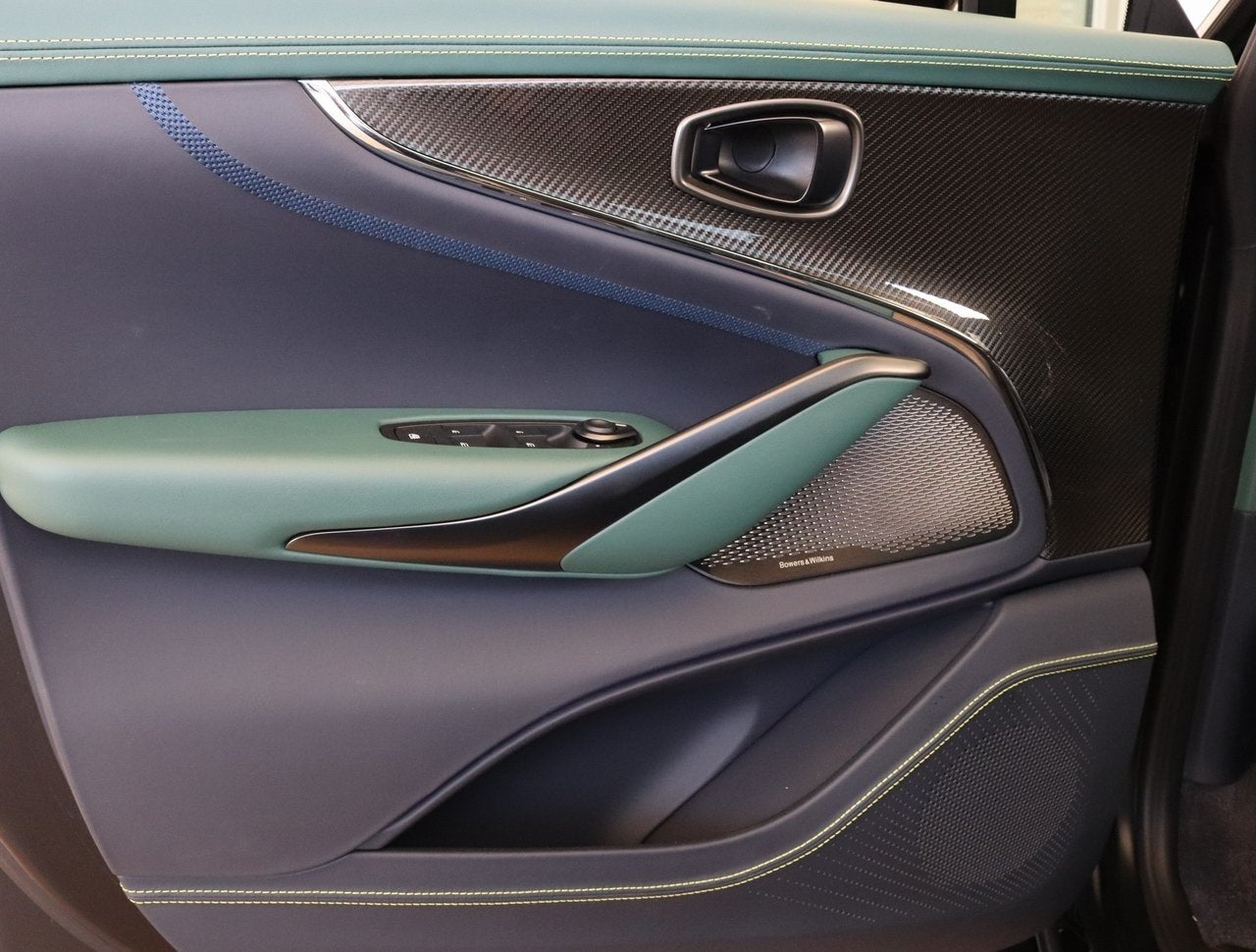 2025 Aston Martin DBX 707