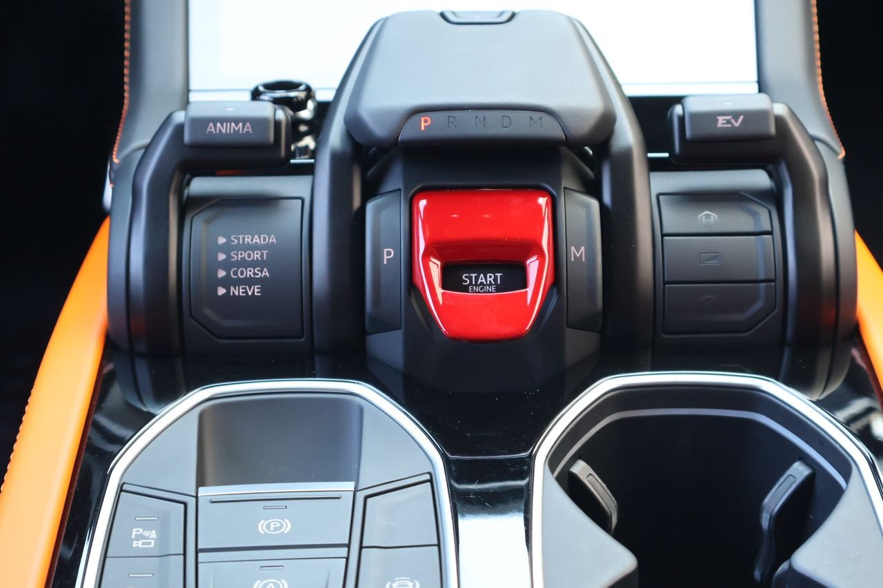2025 Lamborghini Urus SE